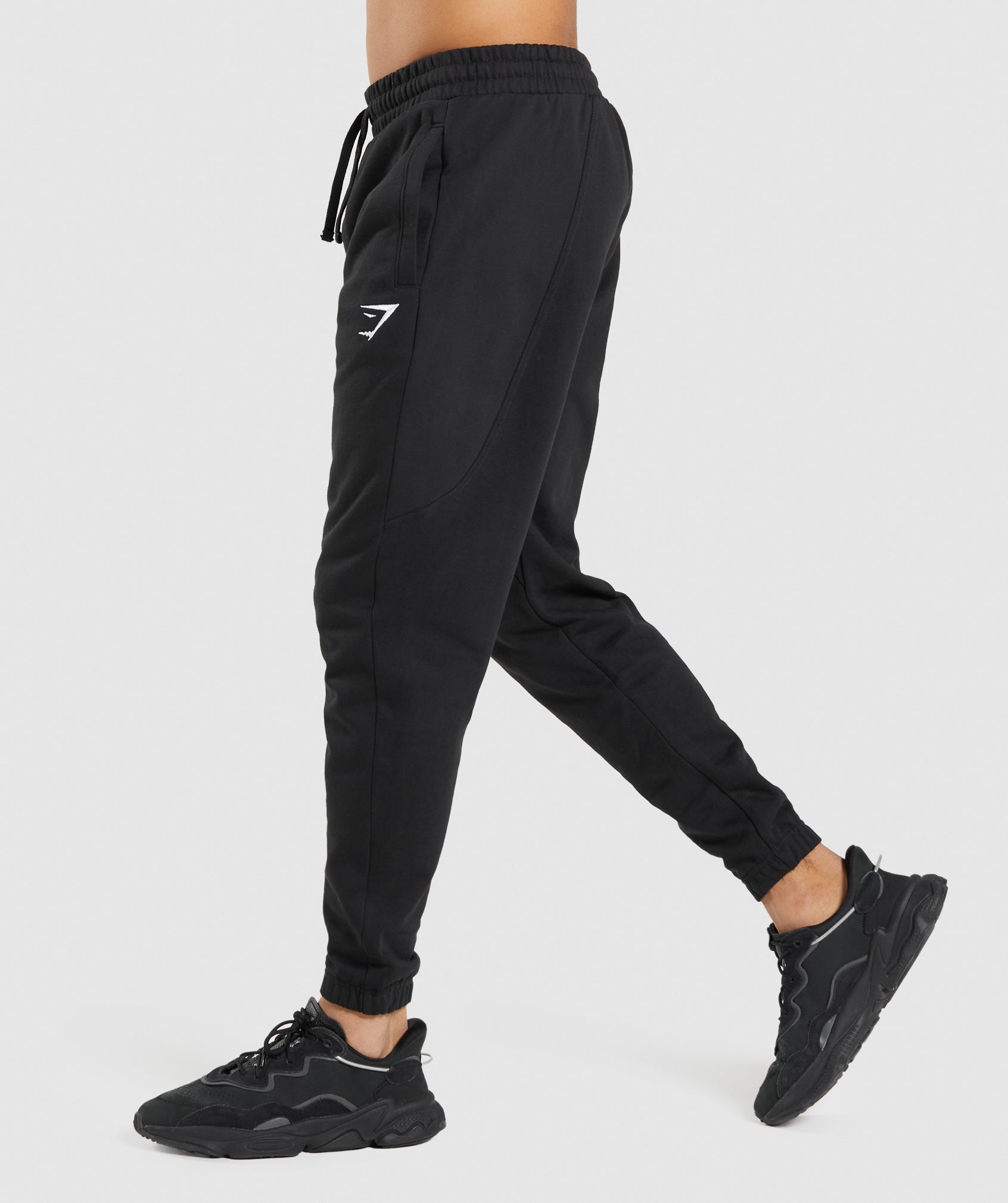 Black Men's Gymshark Essential Jogger | MRUVFH-749